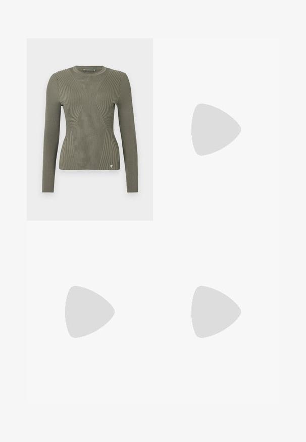 Olivgrüner, gerippter Strickpullover mit langen Ärmeln, der strukturierte Einsätze und ein kleines Logo-Detail am Saum aufweist. Rundhalsausschnitt.; Schwarze, taillierte Hose mit geradem Bein, aus einem glatten Stoff und mit klaren Falten an der Vorderseite. Keine sichtbare Hardware.; Schwarze Lacklederabsätze mit spitzer Zehenpartie, verstellbaren Knöchelriemen und einem schlanken Absatz. Glatte Textur mit glänzender Oberfläche.; Schwarze Lederhandtasche mit einem strukturierten Design, das eine verkürzte Form, einen oberen Griff und goldfarbene Hardware-Details aufweist. Verstellbarer Schulterriemen ist enthalten.