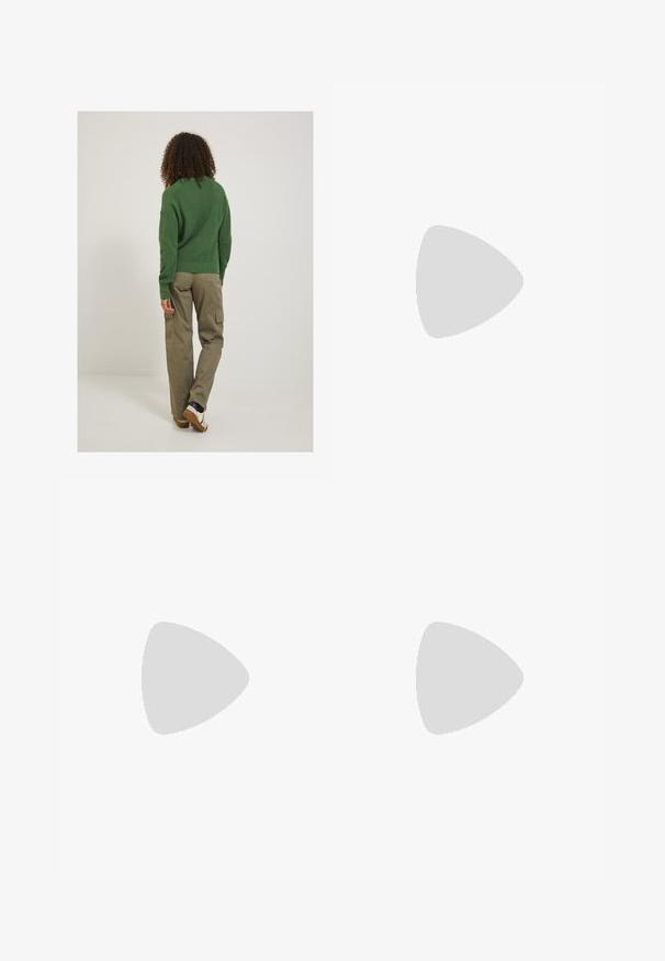 Pulover verde tricotat cu textură asemănătoare cu riburile, asortat cu pantaloni cargo khaki cu buzunare laterale și o croială lejeră. Încălțămintea casual completează aspectul.; Bluză albă cu mâneci lungi, confecționată dintr-un material moale și neted. Dispune de un gât rotund și o croială ajustată, cu detalii de cusătură minime.; Blugi din denim cu talie înaltă, de culoare albastru închis, cu picior larg, dotati cu şnur pentru ajustare, cinci buzunare şi detalii de cusătură în contrast.; Pantofi sport roz cu un superior din material texturat, accente gri și o talpă din cauciuc cu țepi pentru aderență. Curele negre asigură fixarea.