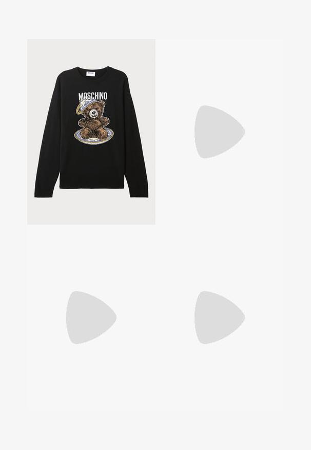Mustat neulotut neuleet, joissa on karhukuva, joka pitää hattu päässään, ympäröitynä lautasen kuvion kanssa. Teksti "MOSCHINO" karhun yläpuolella.; Mustat räätälöidyt housut on valmistettu sileästä kankaasta, niissä on suora leikkaus ja vyötäröllä solki, jossa on suorakulmainen muoto. Huomattavat etu taitteet parantavat muotoilua.; Musta nahkakengät kiiltävällä pinnalla, pyöreä kärki, viisi nauhakohdistinta ja litteä kumipohja. Sujuva pinta, jossa on minimaalisti koristeita.; Musta nahkainen olkalaukku, jossa on yksi pitkä säädettävä hihna ja kultainen vetoketjusulku päällä, esiteltynä yksinkertaista taustaa vasten.