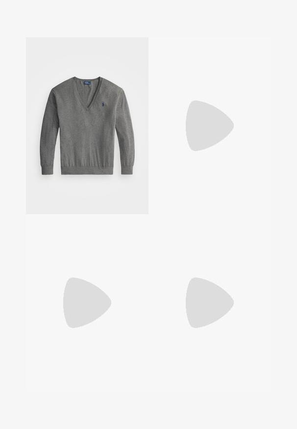 Siva pulover z V-izrezom iz mehkega pletenega materiala, z dolgimi rokavi in modrim logotipom na levem prsnem delu. Enostavna, klasična zasnova.; Bershka WIDE-LEG - Široke hlačnice - black; Bershka Sandali z visoko peto - black; Črna lakasta usnjena torbica s ukrivljeno obliko, enim ramenskim trakom, sprednjimi žepi in srebrnimi kovinskimi dodatki.