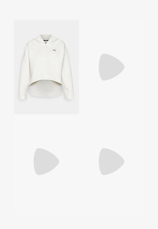 Felpa bianca texturizzata con scollo ampio, orlo cropped e maniche lunghe. Presenta un logo verde sottile sul lato sinistro del petto.; Maglietta nera cropped realizzata in cotone. Presenta maniche corte e un collo rotondo. Tessuto liscio con un design semplice, senza ulteriori motivi.; Pantaloni neri a gamba larga con texture a righe verticali e una vita alta elasticizzata. Presentano tasche laterali e un design in tessuto fluido.; Sneaker bianche in tela con design a bassa cima, punta in gomma e suola piatta testurizzata. Presentano sei fori per i lacci e cuciture tonali.