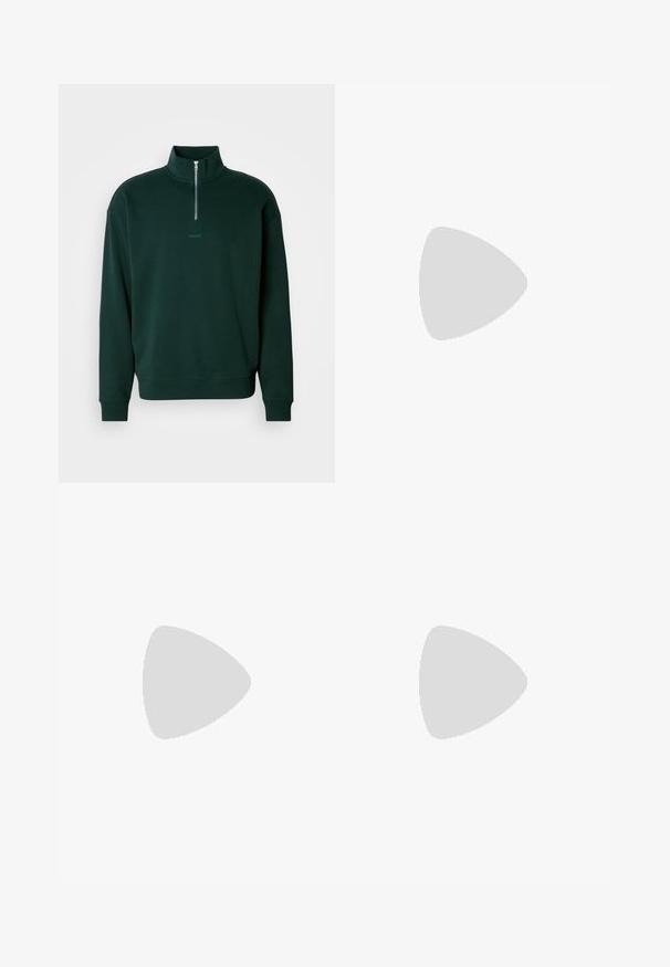 Donkergroen pullover sweatshirt met een hoge kraag, halve ritssluiting en geribde mouwen. Voorzien van een subtiele "HUGO" logo op de borst.; Lichtblauwe spijkerbroek met een rechte pasvorm. Voorzien van vijf zakken, een ritsvlieg en stikselaccenten. Zacht, licht vervaagd materiaal.; Groene suède sneaker met een gumrubberen zool, ronde neus en vetersluiting. Voorzien van het kenmerkende logo van Nike in een donkerder groen.; Zwarte schoudertas van glad materiaal, met een omklapflap, zilveren sluiting en een verstelbare schouderband.