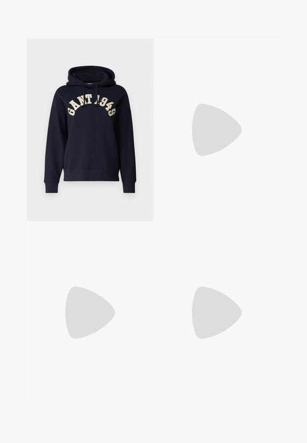 Sudadera con capucha en azul marino, fabricada en un tejido suave. Presenta un bolsillo tipo canguro, puños de canalé y un bordado en contraste "GANT 1949" en el pecho.; Samsøe Samsøe SHELLY - Vaqueros boyfriend - clear cream; Zapato negro de punta afilada tipo slingback con un tacón bajo, que presenta un material de cuero suave y un diseño recortado en el lateral para mayor transpirabilidad.; Bolso de mano negro con dos asas cortas y una correa de hombro removible. Material suave tipo cuero con cierre de cremallera y detalle del logo.