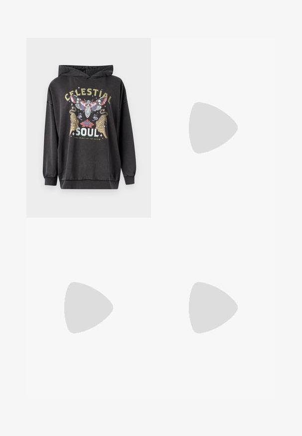 Dunkelgrauer Kapuzenpullover mit einem farbenfrohen Grafikdesign, das einen Schmetterling, zwei Tiger und florale Akzente zeigt. Gerippte Bündchen und Saum.; Hellblaue weit geschnittene Jeans aus Denim, mit hoher Taille, fünf Taschen und sichtbaren Nähten entlang der Säume.; Weiße Leder-Sneaker mit perforiertem Zehenbereich, strukturiertem Sohlen und weißen Schnürsenkeln, kombiniert mit weiten roten Hosen und einem blauen und gelben Hintergrund.; Schwarze, eckige Sonnenbrille mit grauen Gläsern; aus Kunststoff gefertigt, mit dicken Bügeln, die eine glatte Oberfläche und keine sichtbaren Beschläge haben.; Schwarze Hobo-Bag aus glatt wirkendem Lederimitat mit einem gedrehten Griff, der eine weiche, abgerundete Form und einen Reißverschluss am oberen Ende aufweist.; Goldene Creolen mit einer glatten, glänzenden Oberfläche. Zirkuläres Design mit einem kleinen Stecker und einer klaren Rückseite für einen sicheren Sitz.