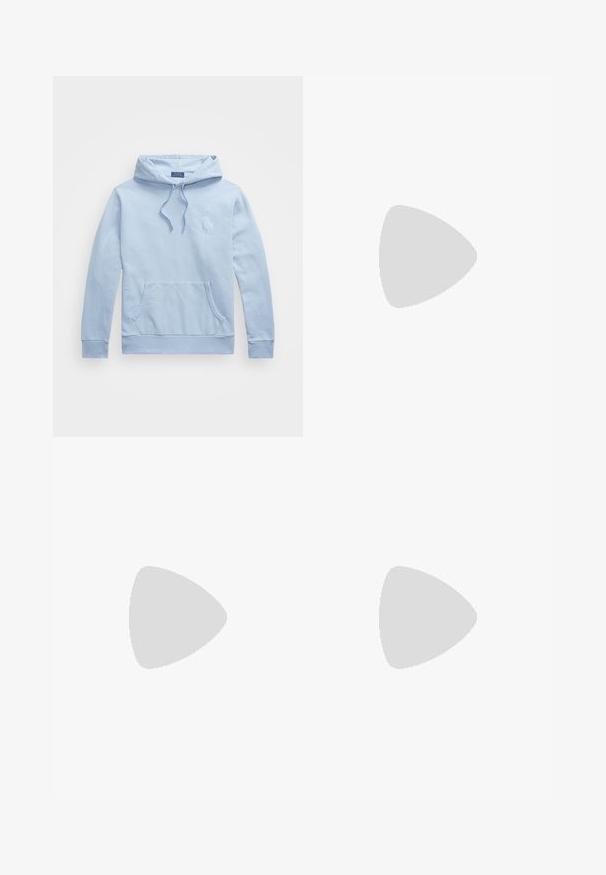 Lysblå hoodie lavet af blødt bomuld. Har en frontlomme, snor i hætten og broderet logo på brystet. Klassisk pasform.; Beige skjorte med lange ærmer lavet af bomuldsblanding. Den har en knap-til-krave, syv frontknapper og et lille broderet logo på venstre bryst.; Beige bomulds chinos med flad front, bæltestropper og sidelommer. Lige ben design med en glat tekstur og en let, åndbar fornemmelse.; Hvide lædersneakers, lavtop design, med en glat tekstur, rund tå, snørret front og et lille broderet logo på siden.