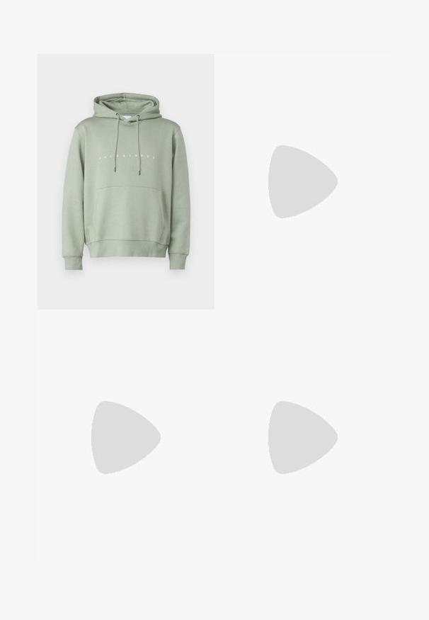 Sweat à capuche vert clair avec une poche avant, un capuchon réglable à cordon de serrage et un logo blanc "JACK & JONES" sur la poitrine. Texture lisse.; T-shirt en coton blanc avec des manches courtes, un col rond, une coupe décontractée et sans logos ni motifs visibles. Texture lisse et design minimaliste.; Chemise en velours côtelé vert olive à manches longues, fermeture boutonnée, deux poches poitrine, et un patch graphique de montagne sur la poche gauche.; Jeans en denim bleu avec une coupe droite, dotés d'une fermeture à bouton et zipper, de cinq poches et de détails de couture minimalistes.; Baskets avec une tige en cuir blanc, un bout en daim gris et trois bandes noires. Présente un logo bleu sur la languette et une semelle en caoutchouc texturée.