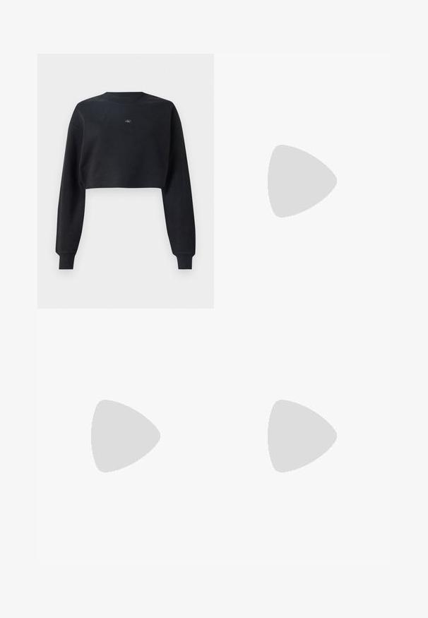 Sudadera negra recortada con mangas largas, cuello redondo y un pequeño logo en el pecho. La tela tiene una textura suave.; Falda blanca plisada con una cinturilla elástica negra que presenta el logotipo "LACOSTE". Diseño de longitud media con textura suave.; Zapatillas blancas de cuero con una suela blanca gruesa, acento en el talón de ante negro y logo grabado en el lateral. Diseño de cordones con seis ojales.; Gafas de sol negras de gran tamaño con una forma geométrica, que presentan lentes oscuros y un detalle gris contrastante en la montura. Logo en la pata.