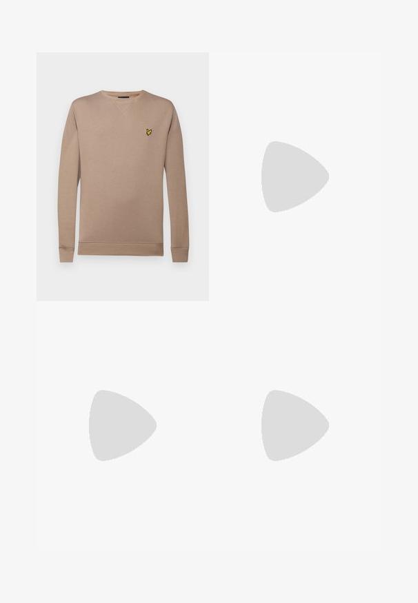Lichtbruin sweatshirt met lange mouwen, geribbelde manchetten en zoom, voorzien van een klein geel geborduurd logo op de borst en een ronde hals.; Zwarte broek van een gladde stof, met een voorste knoopsluiting, rechte pijpen en zonder zichtbare zakken of patronen.; Lacoste sneakers in donkergrijs van mesh en synthetisch materiaal, met een gestructureerde zool en bruine accenten op de kraag en branding.; BOSS Zonnebril - black