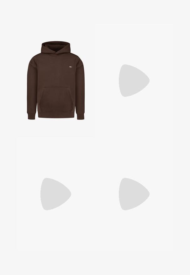 Sudadera marrón de tela suave, con un bolsillo frontal, puños de canalé y capucha con cordón. Pequeño logotipo en el pecho.; Camiseta blanca de algodón con mangas cortas, cuello redondo, corte relajado y sin logotipos ni patrones visibles. Textura suave y diseño minimalista.; Jeans de cintura alta y corte holgado en denim negro desgastado. Con cinco bolsillos, pasadores para el cinturón y un diseño de pierna recta y limpia.; Zapatilla gris y blanca con parte superior de ante y cuero, puntera redondeada, cordones planos y suela de goma con un acento de goma.