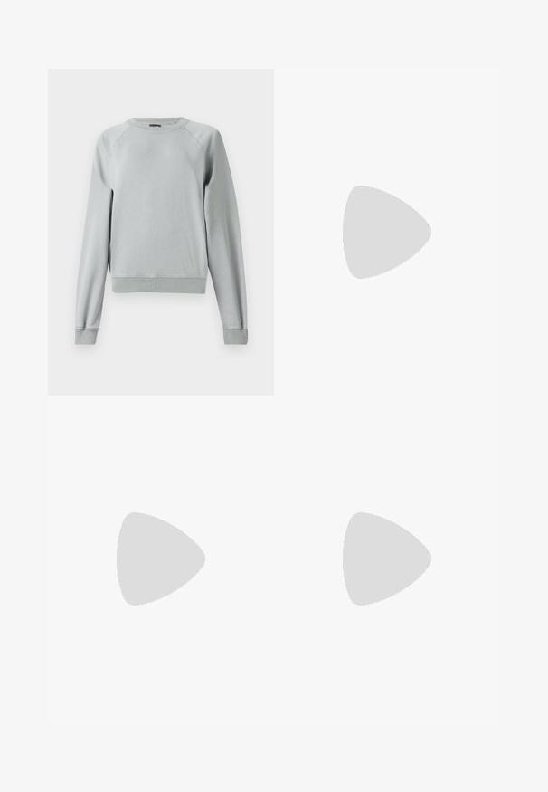 Sweat-shirt gris clair en tissu doux et mélangé coton. Doté d'un col rond, de manches raglan et de poignets et ourlet côtelés.; Jean noir taille haute avec fermeture à bouton et à zip, poches avant et jambes évasées, posés à plat sur un fond blanc.; Botte en cuir noir haute avec semelle plateforme épaisse et talon carré, dotée d'une languette et d'un motif texturé sur la semelle extérieure.; Sac à main en cuir noir avec une forme courbée, bandoulière amovible et des accessoires en or. Le sac est doté d'un rabat avec un détail de boucle.