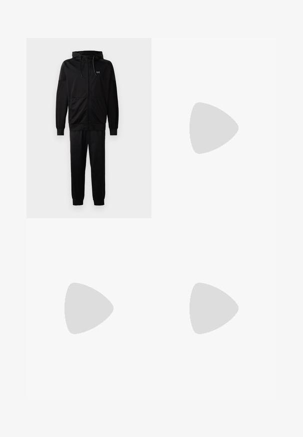 Svart sweatshirt laget av mykt stoff, med rund hals, lange ermer og et matt logo-trykk "EA7 Emporio Armani" foran.; Svart T-skjorte laget av bomull, med en liten hvit EA7-logo på brystet og en teksturert grafisk design på venstre erme.; EA7 Emporio Armani TRAIN VISIBILITY  - Shorts - black/cream; Grå ruskindsneakers med hvide gummisåler, der har snørebånd, rund tå og subtile syninger, båret med sorte bukser.