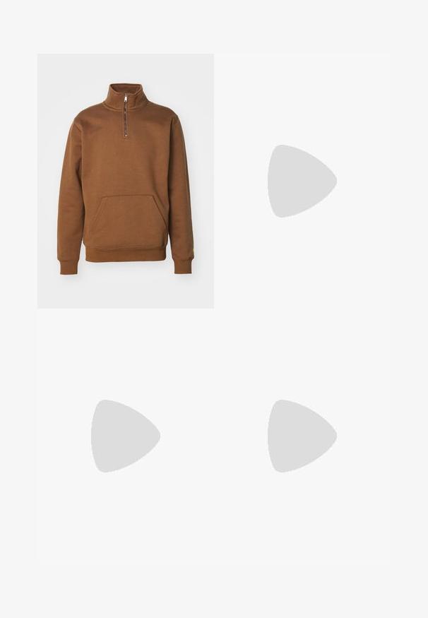 Carhartt WIP CHASE - Mikina - chocolate/gold; Bílá dlouhá tričko s dlouhými rukávy vyrobené z bavlny. Design s kulatým výstřihem, žebrované manžety a malé logo na levém rukávu. Hladká textura.; Olivově zelené kalhoty s vysokým pasem a rovnými nohavicemi. Vyrobené z lehkého materiálu, s předními sklady a knoflíkovým zapínáním.; Černé látkové tenisky s bílými tkaničkami, béžovou gumovou podrážkou a červeným akcentem na patě. Zaoblená špička a minimální švy.