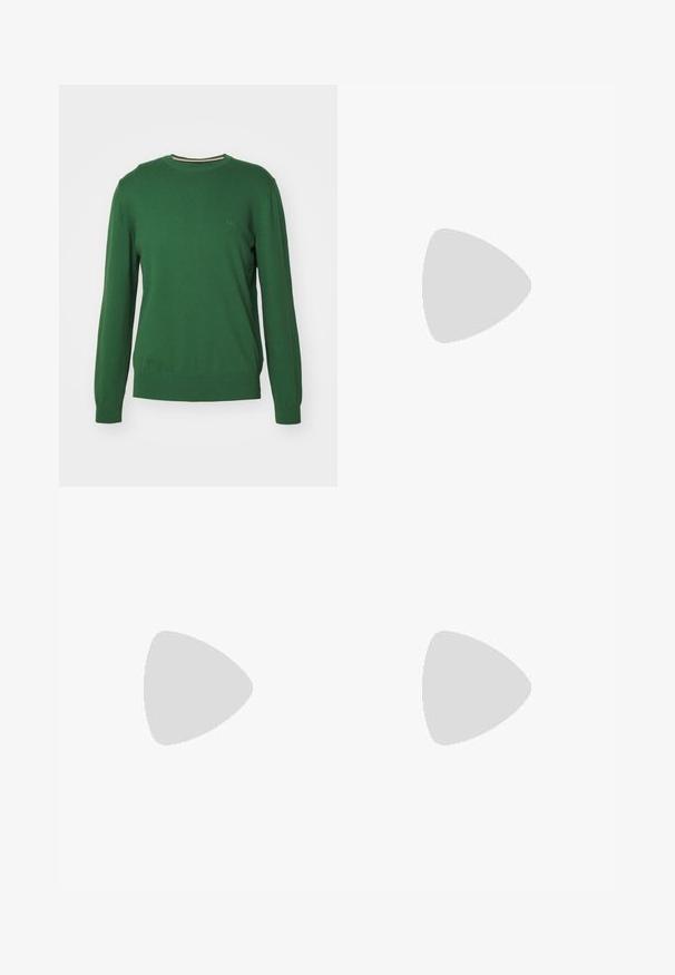 Grüner Baumwollpullover mit langen Ärmeln, rundem Ausschnitt, gerippten Bündchen und Saum, mit einem kleinen Logo auf der Brust. Gleiche Textur.; Schwarzes Baumwoll-T-Shirt mit klassischem Rundhalsausschnitt, kurzen Ärmeln und zwei kleinen weißen "SAMSØE"-Logos auf der linken Brust.; Schwarze Jeans aus Denim mit geradem Bein, hoher Taille und klassischem Fünf-Taschen-Design. Verfügt über eine saubere Verarbeitung und strapazierfähige Nähte.; Schwarzer Leder-Schnürschuh mit abgerundetem Zeh, glatter Textur, minimaler Naht und niedrigem Gummiabsatz. Logo auf der Ferse.