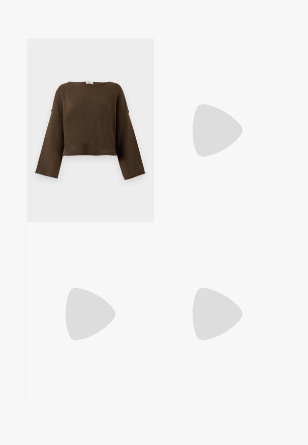 Suéter castanho cortado com decote largo, mangas longas e uma textura suave. Design simples e despretensioso, adequado para várias combinações de roupas.; Jeans de perna larga em denim azul escuro. Apresenta costura em contraste, cinco bolsos e um fecho de botão na cintura. Textura lisa.; Sapatos planos pretos com um pequeno laço na ponta, emparelhados com meias-calças caneladas castanhas escuras. Os sapatos têm uma textura suave e um design discretamente baixo.; Bolsa transversal em couro verniz bordô com formato retangular, duas alças, ferragens prateadas e fecho de aba.