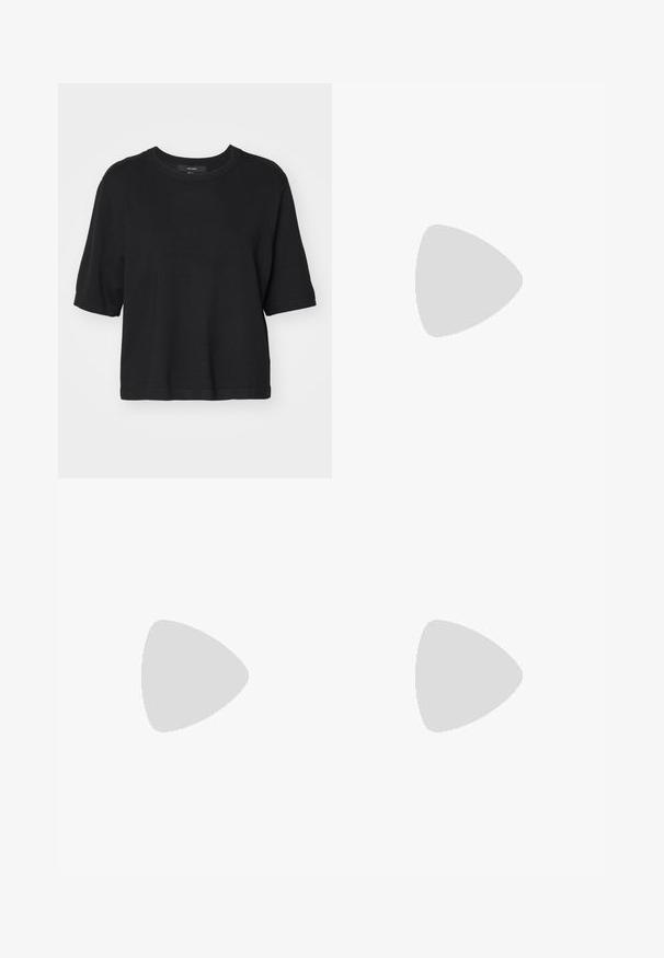 Svart t-shirt med kort ärm och rund halsringning. Tillverkad av ett texturerat stickat material. Enkel design med lös passform och fållade ärmar.; Svarta högmidjade jeans i denim, med rak bendesign, framfickor, dragkedja och metallknapp.; Beige atletiska skor med nät och syntetiska överlägg, med en texturerad yta, vadderad krage och "ABZORB" dämpning vid hälen.; Metallinramade solglasögon med ovala gröna linser. Tunn silvermetallram och svarta öronpluggar. Minimalistisk design, inga synliga logotyper.