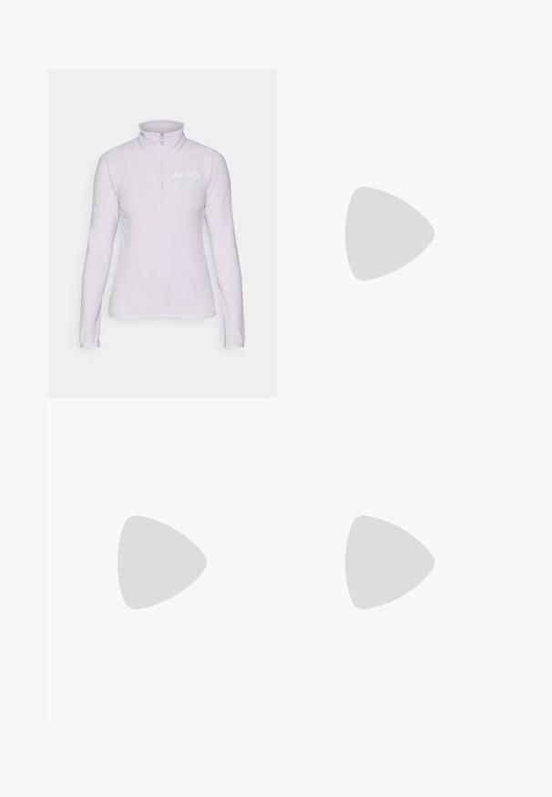 Sudadera de felpa de color púrpura claro con cuello de cremallera. Cuenta con mangas largas y un logo blanco en la parte izquierda del pecho. Textura suave.; Camiseta atlética de manga corta, gris oscuro con textura perforada. Presenta un logo blanco y rayas laterales en contraste. Escote redondeado.; Pantalones cortos atléticos negros con un diseño en capas, confeccionados en tela ligera. Presentan una cintura elástica y un pequeño logo blanco en el costado.; Zapatillas deportivas negras con parte superior de malla, forma aerodinámica, suela plana y tres rayas diagonales en el costado. Diseño ligero para mayor comodidad.