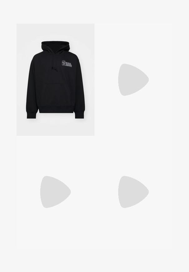 Hoodie noir en tissu doux, avec une poche kangourou, un capuchon avec cordon de serrage, et un texte de logo blanc sur la zone gauche de la poitrine.; T-shirt en coton blanc avec un col rond et des manches courtes, arborant un petit logo de poche en forme de cœur noir. Design simple, coupe standard.; Pantalons vert clair, coupe décontractée avec une texture lisse, dotés de poches latérales et de détails de coutures visibles. Longueur complète avec un design à jambe droite.; Baskets New Balance noires avec une tige texturée, présentant un logo bien visible et une semelle amortissante, associées à un pantalon vert ample.