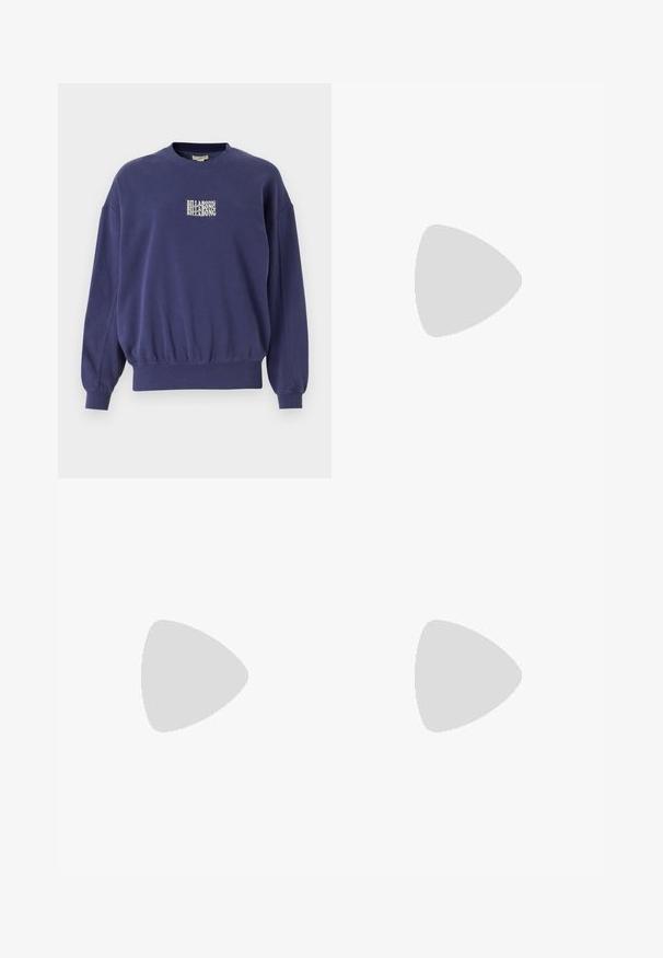 Billabong PALMIN KENDAL CREW - Sweatshirt - sea indigo; Svart vide bukser laget av denim, med en strukturert midjebånd, beltestropper og frontlommer. Glatt tekstur med et klassisk design.; Svart lær pumps med spiss tå, ankelrem og kraftig hæl. Flat tekstur, strømlinjeformet design og minimalisme.; Svart lær tote bag med glatt tekstur, rektangulær form og to lange håndtak. Ingen synlige deler eller dekorasjoner.