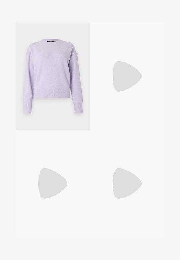 Suéter lilás claro com gola redonda, punhos e bainha canelados, e um ajuste ligeiramente solto. Textura suave com detalhe subtil ao longo dos ombros.; Calças de ganga pretas de perna larga com um efeito desbotado, design de cinco bolsos e fecho de botão na cintura, apresentando detalhes costurados.; Botas de couro pretas até ao joelho com bico pontudo e salto quadrado. Textura suave com um design elegante e detalhes de costura mínimos.; Bolsa de ombro em pele preta com textura suave, forma curva, alça ajustável e fecho com zip. Design minimalista sem adornos.