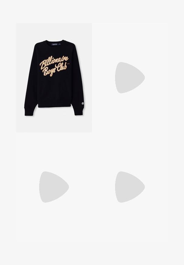 Sweat-shirt noir avec un grand logo "Billionaire Boys Club" en or et blanc au motif en grille sur le devant, avec des poignets et un ourlet côtelés.; Filippa K TERRY CROPPED TROUSERS - Pantalon classique - sage melange; Baskets blanches avec des accents en daim, bout arrondi, lacets plats et semelle en caoutchouc crème. Présente une marque verte sur le talon.; Lunettes de soleil noires rondes avec verres sombres et branches en métal fines. Comprend des embouts transparents et des accents argentés au niveau de la charnière. Design minimaliste.
