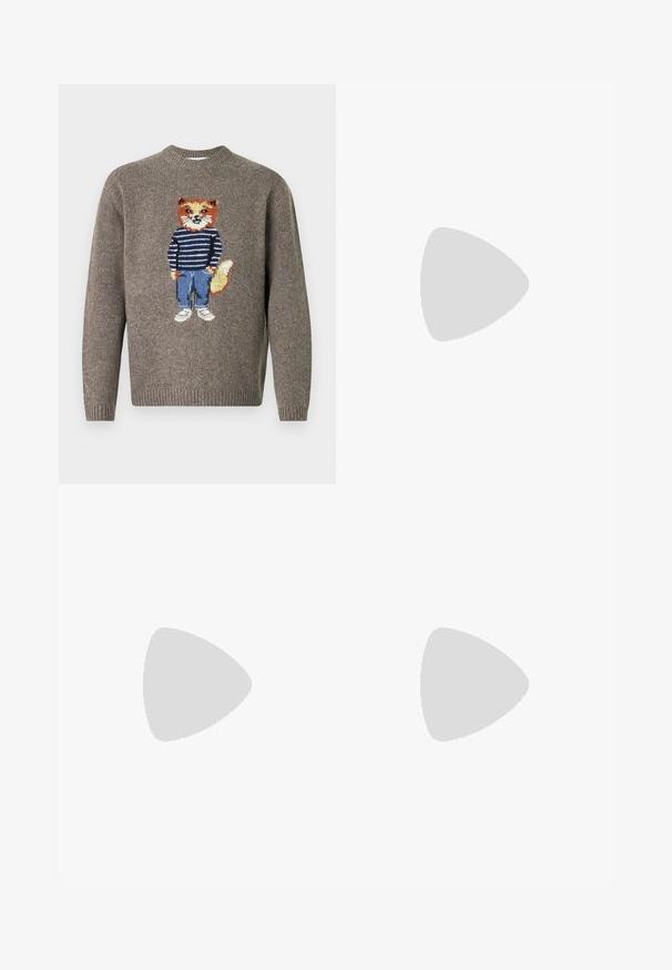 Barna kötött pulóver, amelyen egy csíkos pulcsit, kék farmert és fehér cipőt viselő róka van hímzéssel a fronton.; Fekete pamut póló kerek nyakkivágással, rövid ujjakkal és egy kis fehér "TIGER OF SWEDEN" logóval a mellkasán. Klasszikus fazon.; Fekete, pliszírozott nadrág, egyenes, széles lábakkal. Sima anyagból készült, gombos záródással és övhurkokkal rendelkezik.; Fekete bőr, fűzős Oxford cipő, vastag talppal, az oldalán "WATERMAN" felirattal, profilból megjelenítve, világos szürke háttéren.