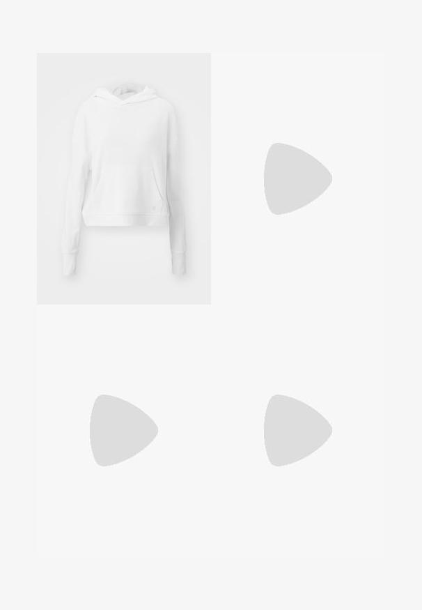 Sweaty Betty AFTER CLASS HOODY - Hoodie - white; Svart, kortermet treningsgenser med lange ermer laget av glatt stoff. Har en hvit logo på brystet og stripete detaljer på ermene.; Sorte treningsleggings laget av elastisk stoff, med høy midje og en hvit merkevarelogo på venstre hofte.; Hvit sportsko med mesh-overdel, tre svarte striper på siden, teksturerte detaljer og en solid gummisåle med en kontrasterende svart seksjon.