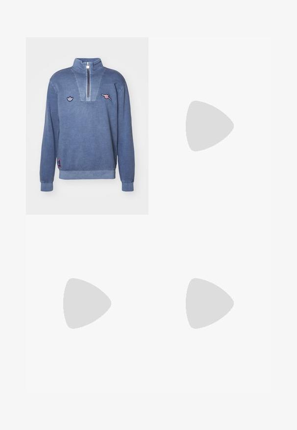 Niebieski polarowy sweter z zamkiem przy szyi, z tonalną wstawką i wyszywanymi logo. Ściągacze przy mankietach i u dołu, miękka tekstura, casualowy design.; Biała bawełniana koszulka z krótkimi rękawami, z niebieskim nadrukiem logo: "Chill WEEKEND COFFEE House" na lewej stronie klatki piersiowej.; Spodnie w paski wykonane z tkaniny bawełnianej, z pionowymi czarno-białymi paskami, z zapięciem na guzik i bocznymi kieszeniami.; Minimalist kremowa niskotopowa sneaker z grubą podeszwą, sznurowanym zapięciem i gładką syntetyczną cholewką, pokazana z profilu na jednolitym tle.