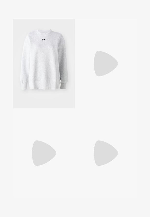 Sweatshirt gris en tissu doux avec un col rond, des épaules tombantes, des poignets côtelés et un petit logo Nike noir sur la poitrine.; Pantalons de sport noirs en tissu brillant et lisse, avec une taille élastique, des jambes larges et un petit logo sur le côté gauche.; Baskets Nike noires avec des accents blancs, présentant une texture en cuir lisse, un design à lacets et un bout rond, placées sur une chaise en verre.; Boucles d'oreilles en argent avec un clou carré, présentant une finition lisse et polie ainsi qu'une forme en goutte d'eau, réfléchissant la lumière grâce à une surface brillante.