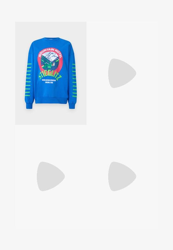 Felpa blu con grafica rotonda che presenta il testo "Mountain Hotel", montagne e strisce verdi sulle maniche. Materiale in misto cotone.; Gonna midi bianca in maglia con un motivo testurizzato a righe verticali e dettagli a taglio vicino all'orlo. Vita elasticizzata. Materiale morbido.; Pantofole da balletto nere in pelle con punta arrotondata, texture liscia, dettagli di cucitura minimi e design con suola flessibile.; Borsa a tracolla in pelle marrone con chiusura a pattina, hardware color oro, tracolla e una finitura liscia. Forma rettangolare compatta.