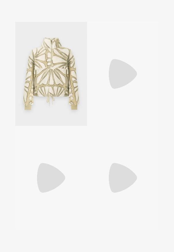 Pullover de fleece com colar alto, padrão abstrato em creme claro e beje, fecho frontal, bolso frontal e cordão ajustável na bainha.; T-shirt preto de mangas longas, feito de algodão, com decote redondo. Apresenta um pequeno logótipo branco na área esquerda do peito. Design simples e ajuste confortável.; Calças cargo pretas em nylon com fechos de correr removíveis, punhos ajustáveis, múltiplos bolsos e um logótipo na perna direita. Textura suave e leve.; Sapatilha atlética beige e creme com parte superior em malha texturizada, sobreposições de suporte e sola de borracha com um padrão de cravo para tração.