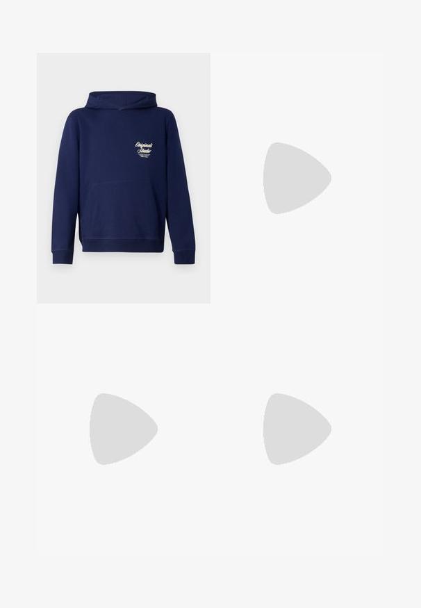 Marineblaue Kapuze mit einer vorderen Kängurutasche, gerippten Bündchen und einem Logo auf der Brust. Hergestellt aus weichem Stoff mit glatter Textur.; Grünes Flanellhemd mit einem Karo-Muster, das blaue, weiße und senfgelbe Linien aufweist. Mit Knopfleiste und spitzem Kragen. Lange Ärmel.; Hellblaue Jeans aus Denim mit geradem Bein, fünf Taschen und Gürtelschlaufen. Der Stoff hat eine leichte Waschung für eine verblasste Optik.; Leinensneaker in Off-White mit runder Zehenpartie, ausgestattet mit beigen Gummisohlen und fünf Ösen für Schnürsenkel, mit strukturiertem Finish auf dem Obermaterial.