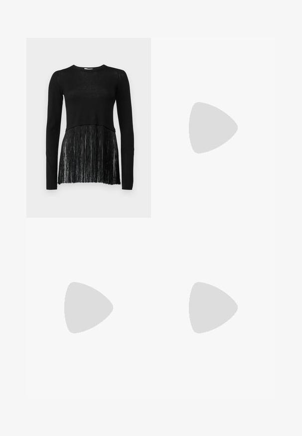 Schwarzes Langarmoberteil mit einem gestrickten Oberteil und einem fransigen unteren Abschnitt. Die Textur ist oben glatt und am Saum fransig.; Schwarze weite Hosen mit einer glatten Textur, ausgestattet mit einem hohen Bund und mittleren Falten. Keine sichtbaren Muster oder Hardware-Details.; Schwarze patentierte Leder-High Heels mit quadratischer Zehenform, Knöchelriemchen und dicker Absatz. Enthält durchbrochene Details entlang des Randes.; Schwarze Handtasche aus Kunstleder mit strukturiertem Finish, ausgestattet mit einem mit Perlen verzierten silbernen Akzent am oberen Griff und einem Kettenriemen.