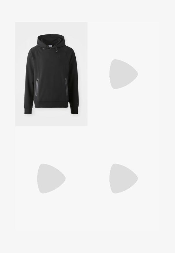 Zwarte capuchon trui met een kangoeroe-pocket, gemaakt van een zachte stof. Heeft trekkoorden en een logo op de borst. Lange mouwen met boorden.; Zwarte sweatpants van zacht materiaal, met een elastische tailleband met trekkoord, cuffs bij de enkels en een klein logo-detail aan de zijkant.; Witte Nike Air Max 90 sneaker met een bovenwerk van mesh en leer, een geperforeerde teenbox en een zichtbare luchtunit in de hiel.; Zwarte zonnebril met een matte afwerking, rechthoekige glazen, een lichte kromming op de slapen, subtiele logodetails en rookgetinte glazen.