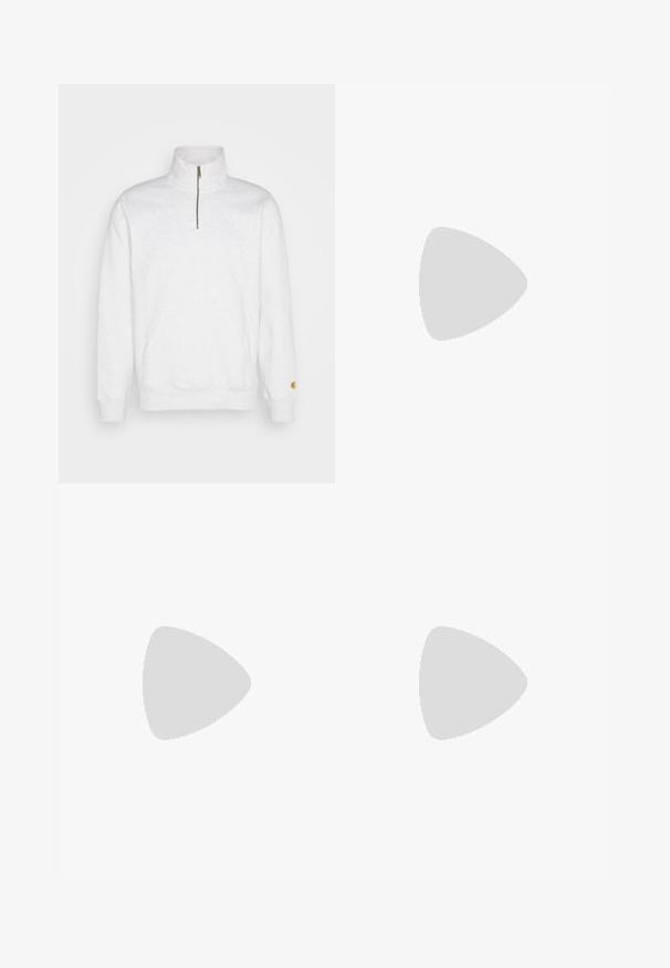 Hvid zip-up sweatshirt med høj krave, en front kangaroo lomme, ribbede manchetter og et lille logo på venstre ærme. Blød stoftekstur.; Hvid bomulds T-shirt med korte ærmer, rund halsudskæring og en glat tekstur. Enkel design uden mønstre eller grafik.; Sorte denim jeans med lige ben, der har lynlåsgylpter, fem lommer og kontrastsyninger langs sømmene.; Sort og hvid Nike Dunk sneakers med læderoverdel, perforeret tå, sorte snørebånd og en sort gummisål med slidbanedesign.