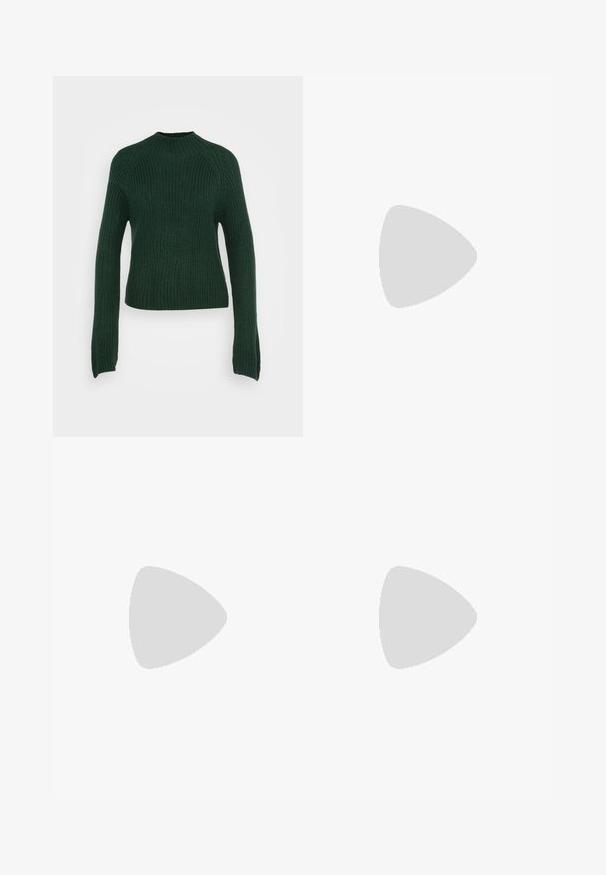 Grønn strikket genser med rund hals, lange ermer og ribbestruktur. Har en tettsittende kropp og lett utover-bredde ved ermendene.; Vide benbukser i sort denim med glidelås i front, fem-lomme design og subtile sømdetaljer. Glatt tekstur og avslappet stil.; Svarte patentlær slingback hæler med spiss tå og geometrisk blokk hæl. Har et stilrent, minimalistisk design og jevn tekstur.; Svart lærveske med en buet form, avtagbar stropp og gullbeslag. Vesken har et klaff med spenne-detall.
