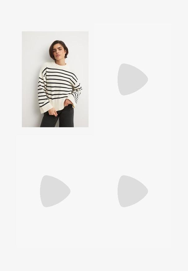 NA-KD STRIPED - Striktrøje - off white with black stripe; Sorte bukser med lige pasform, der har frontlommer og slidser i kanten. Lavet af blødt, glat stof. Velegnet til forskellige anledninger.; Sorte patenterede hælsandaler med firkantet tå, ankelremme og sølvspænder. Har en chunky blokHæl for stabilitet.; Sort læder tote taske med glat tekstur, rektangulær form og to lange hanke. Ingen synlig hardware eller udsmykninger.