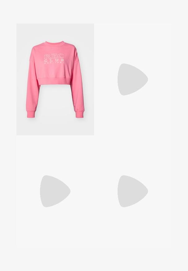 Roza skrajšana sweatshirt iz bombaža z dolgimi rokavi, ki ima ribasto okroglo izrez in natisnjen napis "REC CLUB EST. 1980" v beli barvi.; Bershka WIDE - Hlače - black; Bershka Sandali z visoko peto - black; Črna lakasta usnjena torbica s ukrivljeno obliko, enim ramenskim trakom, sprednjimi žepi in srebrnimi kovinskimi dodatki.