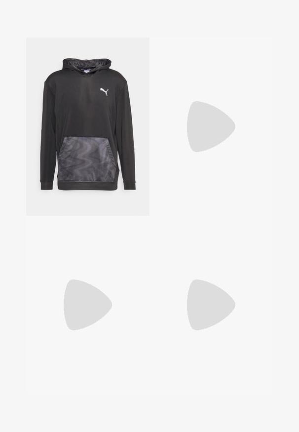 Puma CONCEPT HYPERWAVE HOODIE - Kapucnis pulóver - black/cool dark gray; Fekete nadrág tartós anyagból, egyenes szárú kivitelben, övhurkokkal ellátott derékkal és további textúrát adó varratokkal.; Fehér és fekete velúr Puma sportcipők, barna gumitalppal. Fehér zoknival párosítva, amely fekete logót visel, sötét nadrággal kombinálva.; Arany lánc nyaklánc nagy, egymásba fonódó gyűrűkkel, középen egy kiemelkedő emblémával ellátott kört alakító medállal.