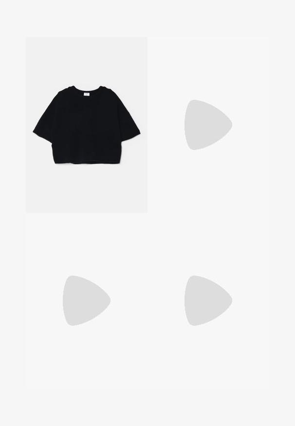Suéter corto negro hecho de un tejido suave, con cuello redondo y mangas cortas y anchas, con un diseño simple y minimalista.; Pantalones negros de tela suave con cintura alta, piernas amplias, pliegues frontales y lazos de cinturón clásicos. No hay bolsillos laterales visibles.; Botas de cuero negro hasta la rodilla con una textura suave, punta cuadrada, tacón cuadrado y tirador lateral, con detalles de costura mínimos.; Bolso cruzado de cuero negro con dos bolsillos frontales, hebillas doradas, cierre de cremallera y una correa delgada. Superficie texturizada y forma rectangular compacta.
