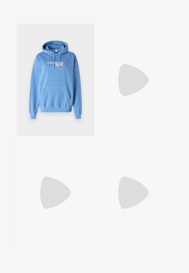 BDG Urban Outfitters COLORADO - Felpa - bright blue; Pantaloni della tuta blu navy realizzati in tessuto morbido, dotati di vita elasticizzata con lacci e polsini elasticizzati alla caviglia.; Sneaker bianco in pelle con punta perforata, suola testurizzata e lacci bianchi, abbinati a pantaloni rossi larghi e uno sfondo blu e giallo.; Tre paia di occhiali da sole rettangolari: uno rosa, uno bianco e uno nero. Tutti hanno lenti scure e una montatura in plastica lucida.; Orecchini a cerchio in oro con una finitura liscia e lucida. Design circolare con un piccolo perno e una chiusura trasparente per un indosso sicuro.