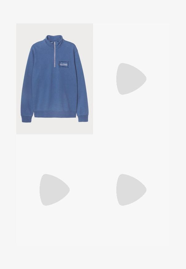 Felpa blu con colletto alto e zip a metà. Dettaglio con logo ricamato sul lato sinistro del petto e polsini e orlo a coste. Tessuto morbido in misto cotone.; Jeans in denim blu scuro a gamba dritta con bottone frontale, zip, doppie tasche anteriori e pieghe verticali visibili lungo le gambe.; Mocassini neri in pelle con una texture liscia, punta arrotondata e una striscia decorativa sulla tomaia. Tacco basso impilato, design minimalista.; Borsa a tracolla in pelle nera con chiusura a patta, hardware in tonalità argento e due accenti tondi. Dotata di una tracolla removibile. Texture liscia.