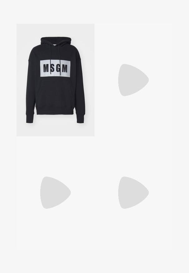 Sweatshirt à capuche noire avec une poche avant, présentant un logo rectangulaire blanc avec "MSGM" en lettres noires en gras. Matière en coton, coupe décontractée.; T-shirt en coton blanc avec un col rond, des manches courtes et un ourlet droit. Présente une petite étiquette de marque sur la couture latérale gauche.; Pantalons bleu marine en coton, présentant une coupe décontractée, des plis plats à l'avant et une taille plate avec passants de ceinture.; Baskets en suède noir avec une finition texturée, présentant un logo incurvé distinctif, des lacets gris et une semelle en caoutchouc marron clair.