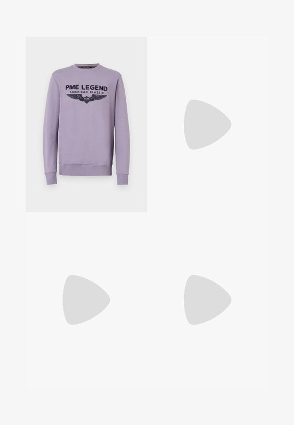 Fialová mikina s okrúhlym výstrihom vyrobená z mäkkej textílie, s predným čiernym potlačou "PME LEGEND AMERICAN CLASSIC" a grafikou krídiel.; Tmavo modré džínsy s rovnými nohavicami. Obsahujú viditeľné švy, zapínanie na gombík a predné skladanie pre zvýraznenie detailov.; Čierne kožené tenisky s bielymi pruhmi, textúrovanou gumovou podrážkou a šnurovaním vpredu. Obsahujú označenie značky na jazyku.; Čierna kožená crossbody taška so zipsom, s embosovaným logom na prednej strane a nastaviteľným popruhom. Hladká textura a obdlžníkový tvar.