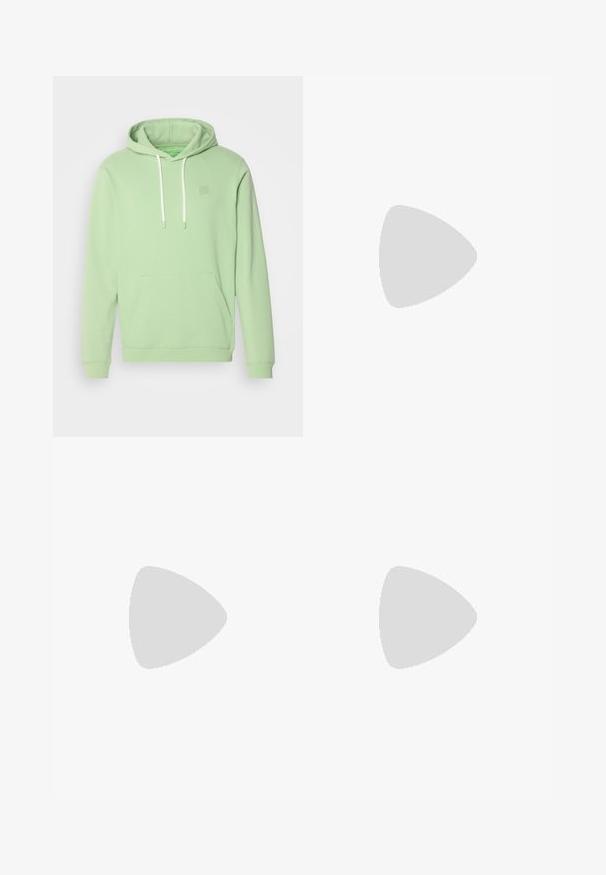 Sweatshirt azul menta feito de tecido macio, com bolso tipo canguru, capuz ajustável e um pequeno detalhe de logotipo no peito.; T-shirt de manga curta em cor creme com uma textura riscada subtil e decote redondo, feita de um tecido leve.; Jeans de ganga de perna larga em azul-claro com cintura alta, apresentando cinco bolsos, passadores para cinto e uma textura suave, ligeiramente desbotada.; Sapatilhas brancas com sola de borracha, detalhes perfurados nas laterais, combinadas com jeans de ganga azul claro e folgados, sobre um piso de madeira.