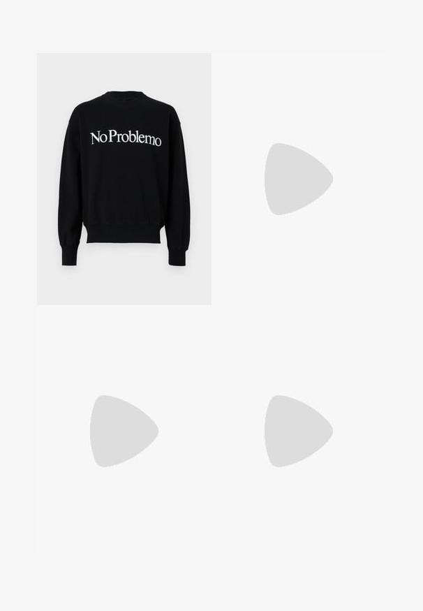 Svart hettegenser med rund hals, med hvit tekst "NoProblemo" over brystet. Ribbet mansjetter og kant, myk stoffkvalitet.; Filippa K TERRY CROPPED TROUSERS - Bukse - sage melange; Hvite lærersneakers med en jevn overflate, rund tå, flate lisser og en teksturert såle. Har en subtil logo på hælen.; Sorte, runde solbriller med mørke linser og slanke metalarmer. Inkluderer klare temple tips og sølvfargede detaljer ved hengslet. Minimalistisk design.