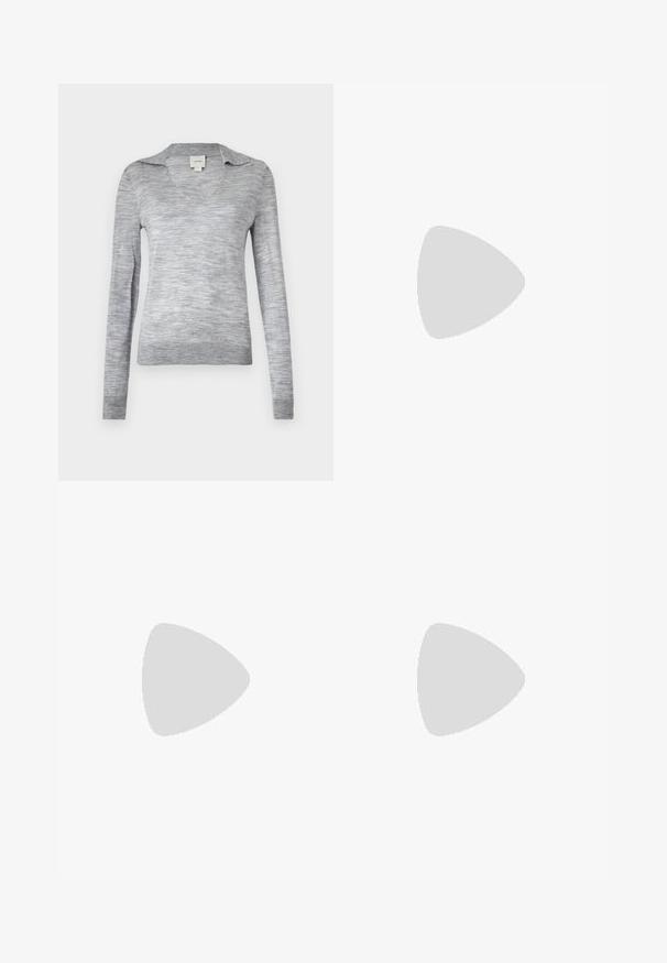 Pull grigio a maniche lunghe con scollo a V e colletto, dotato di un motivo testurizzato. Realizzato in materiale morbido con una finitura liscia.; Shorts in denim azzurro chiaro con vita alta, taglio dritto e orlo grezzo. Presentano una chiusura classica con bottone e zip, quattro tasche.; Scarpa slingback nera con punta affilata e tacco basso, realizzata in pelle liscia e con un design a taglio laterale per favorire la traspirabilità.; Borsa nera con doppi manici corti e tracolla removibile. Materiale simile alla pelle liscia con chiusura a zip e dettaglio del logo.