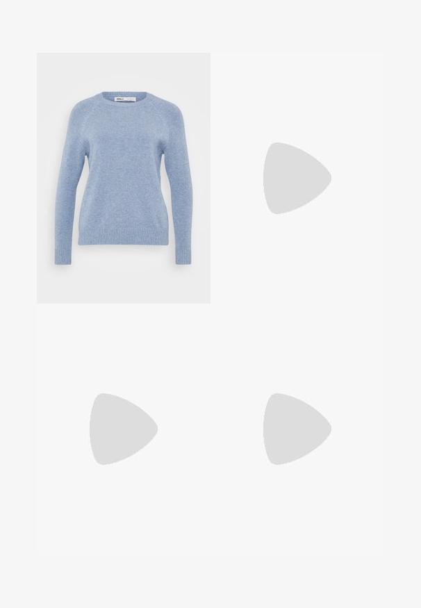 Svetlo modra pletena pulover s dolgimi rokavi, rebrastimi manžetami in robom, okroglo ovratnico in mehkimi teksturami. Vidna oznaka proizvajalca.; ONLY Petite ONLMADISON BLUSH WIDE - Široke hlačnice - dark blue denim; Črne gležnjarje z sijajno površino, kvadratnim nosom in debelim blokskim peto. Oblikovanje izstopa s brezšivno silhueto in minimalnim logotipiranjem.; Srebrni kovinski obročasti uhani z brušenjem, s krožno obliko in prozornim zatičem za varno nošenje.