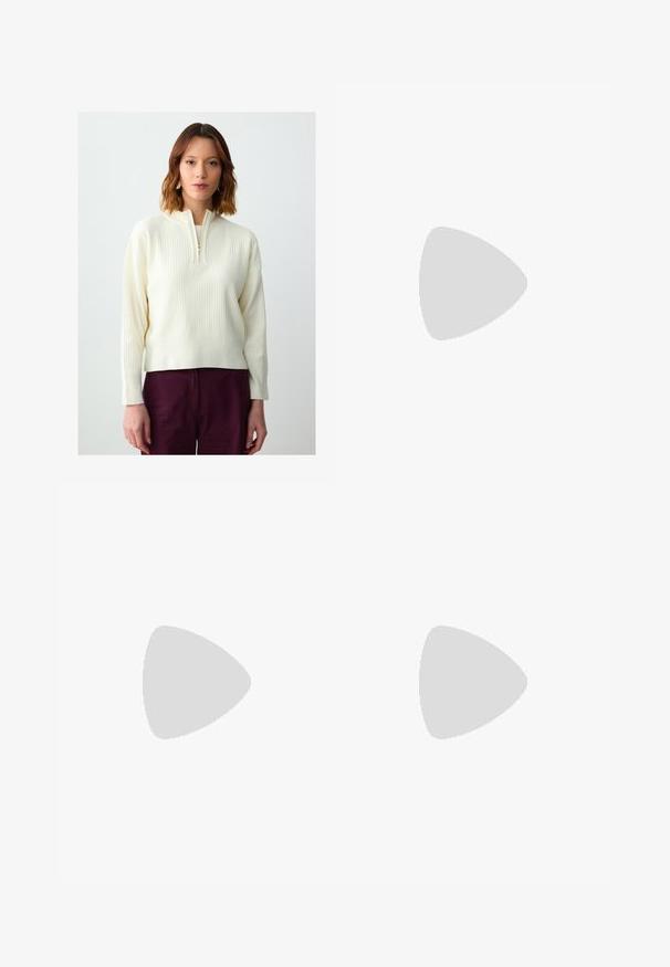 Cremfarbener gerippter Pullover mit einem Viertelreißverschluss vorne, langen Ärmeln und einer lockeren Passform. Kombiniert mit tiefburgunderfarbenen Hosen.; Graue maßgeschneiderte Hose mit geradem Schnitt, mit glatter Textur, zwei Gesäßtaschen und Vorderfalten für einen strukturierten Look.; Schwarze Lederloafer mit niedrigem Blockabsatz, runder Zehenform, dekorativem Riemen und strukturiertem Steppdetail im Obermaterial. Glatte Oberfläche.; Schwarze, oversized Sonnenbrillen mit ovalen Gläsern, glattem Kunststoffrahmen und goldenen Akzenten an den Bügeln. Die dunklen Gläser bieten Sonnenschutz.; Canvas Tote Bag in Creme mit marineblauen Lederakzenten. Verfügt über zwei lange Griffe, eine Fronttasche und gestickte Details. Logo auf der Vorderseite.