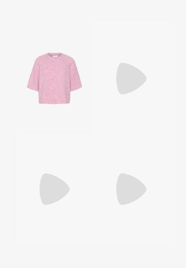 Rosa stickad tröja med korta ärmar, rund hals och en mjuk, fluffig textur. Har en avslappnad, boxig passform och sömlös konstruktion.; Bruna träningsbyxor med resårmidja, två sidofickor och en liten logotyp på vänster sida, tillverkade av ett mjukt tyg.; Rosa mockasnöre med svarta ränder, gummsula och texturerad lila häl. Har en snörningsdesign och prägling på sidan.; Rosa transparenta solglasögon med ovala linser, mörkröd toning och smala bågar, med en mjuk yta och subtila detaljer på ramen.