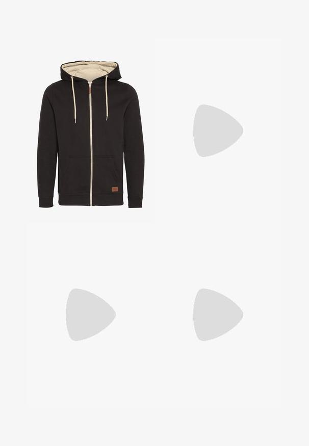 Sort zip-up hættejakke med beige indre. Har en snøre i hætten, forlommer og et brunt læderlogo-patch. Blød tekstur.; Tre hvide ribbede tanktops lavet af bomuld. Har en rund hals og små sorte mærker nær sømmen. Fås i flere størrelser.; Grå Nike joggingbukser med snoretræk i taljen, tapered ben, sidelommer og markante sømdetaljer. Blødt, struktureret stof.; Grå sportssko med overdel i mesh og ruskind, hvide accenter, en polstret sål og et særpræget design med reflekterende elementer.